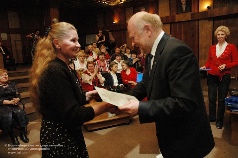 30.04.09     Выпускной на Народном факультете НГТУ. Директор Ассоциации выпускников НГТУ-НЭТИ В. Б. Пономарев вручает выпускникам сертификаты, фотография: В. Невидимов