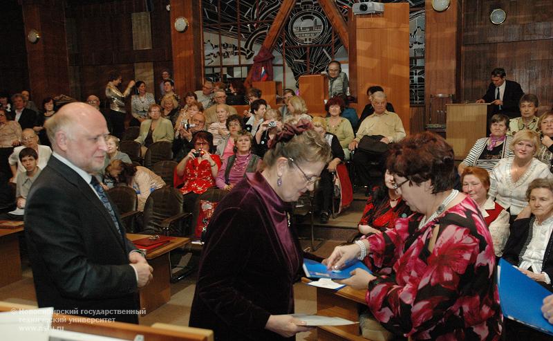 30.04.09     Выпускной на Народном факультете НГТУ. Директор Ассоциации выпускников НГТУ-НЭТИ В. Б. Пономарев вручает выпускникам сертификаты , фотография: В. Невидимов