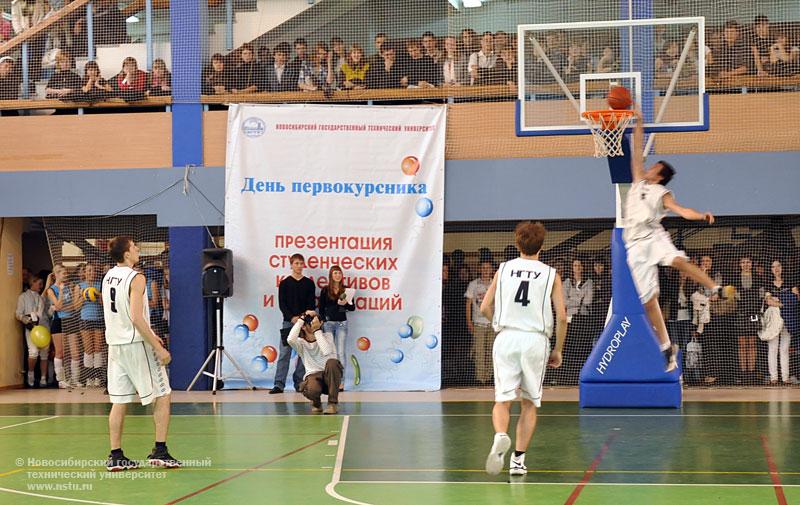 02.10.09 День первокурсника в НГТУ, фотография: В. Кравченко