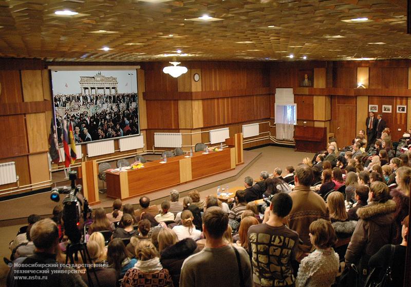 12.11.09     Форум, посвященный юбилею падения Берлинской стены, прошел в НГТУ, фотография: В. Невидимов