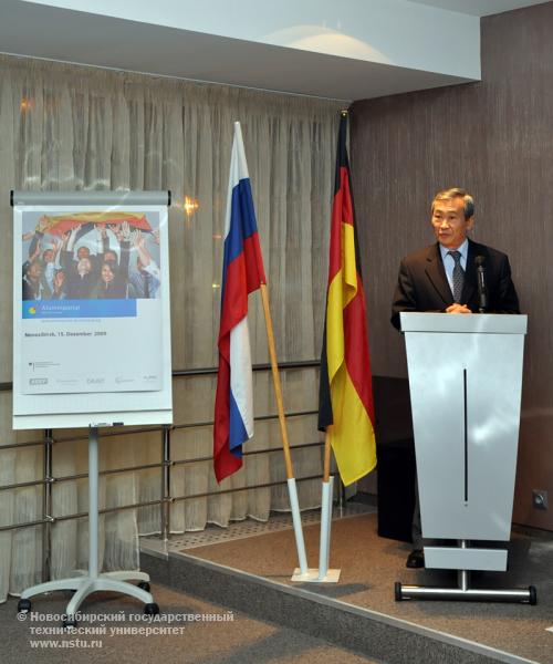 15.12.09 Презентация портала выпускников германских программ. Проректор НГТУ по международным связям Е. Б. Цой, фотография: В. Кравченко