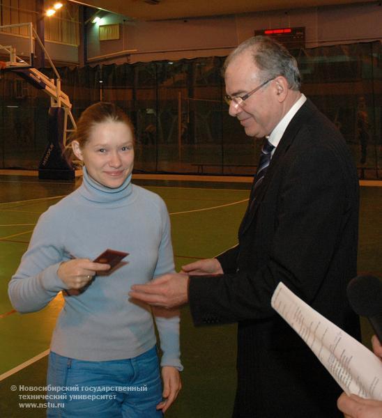 25.12.09 Праздничное собрание спортивно-оздоровительного центра. Декан ФЭН Ю. М. Сидоркин (справа), фотография: В. Невидимов