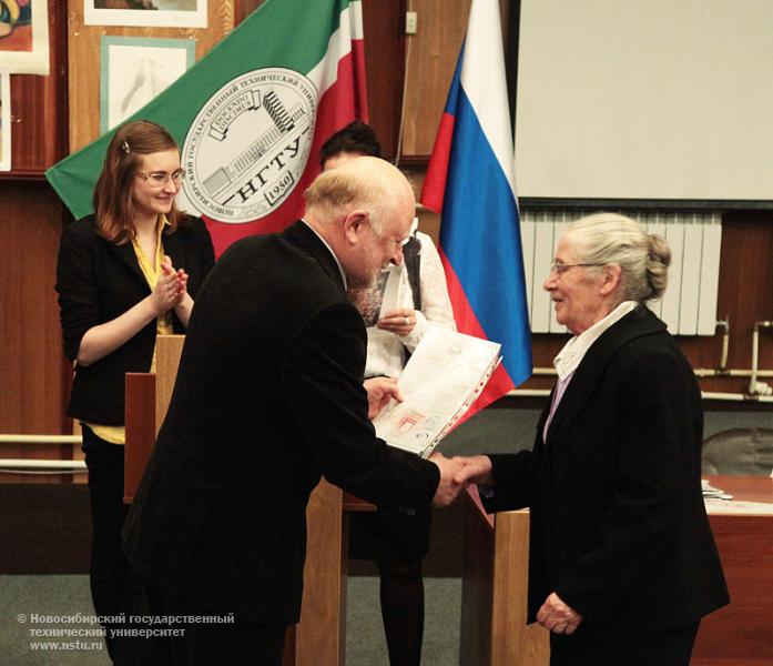 29.04.11     Выпускной на Народном факультете в НГТУ, фотография: В. Невидимов