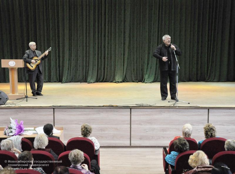 29.04.2013. Выпускной на Народном факультете НГТУ, фотография: В. Невидимов