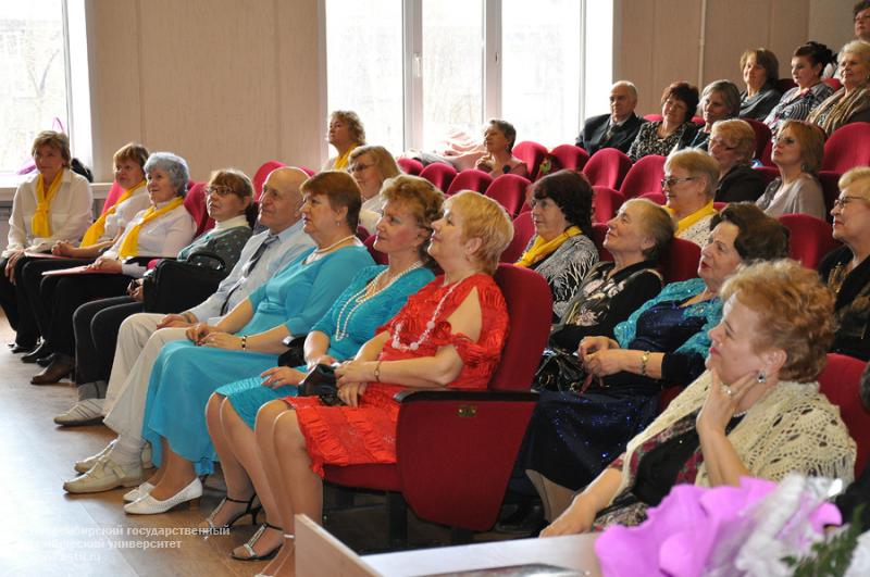 29.04.2013. Выпускной на Народном факультете НГТУ, фотография: В. Невидимов