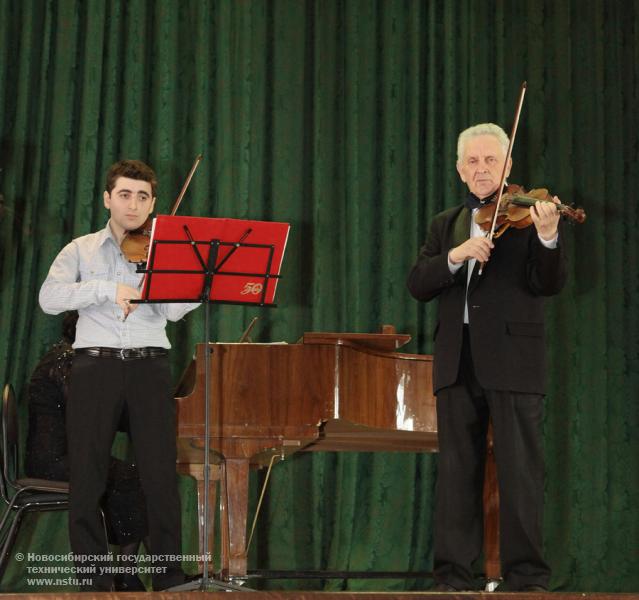 19.04.2013. Концерт ансамбля скрипачей НГТУ, фотография: В. Невидимов